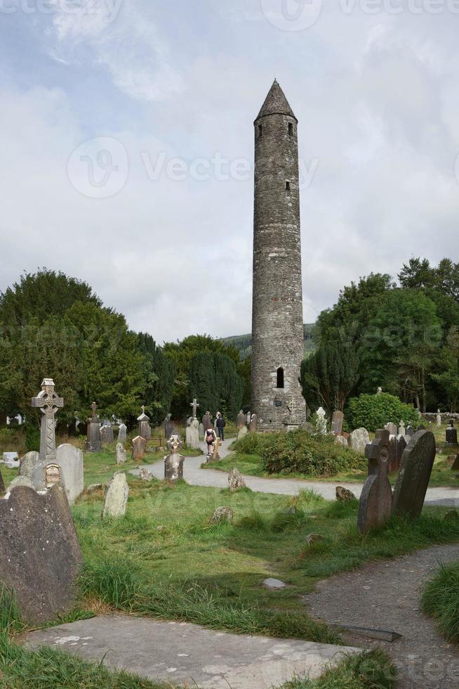 Ruinas de un asentamiento monástico, construido en el siglo VI en Glendalough, Irlanda foto