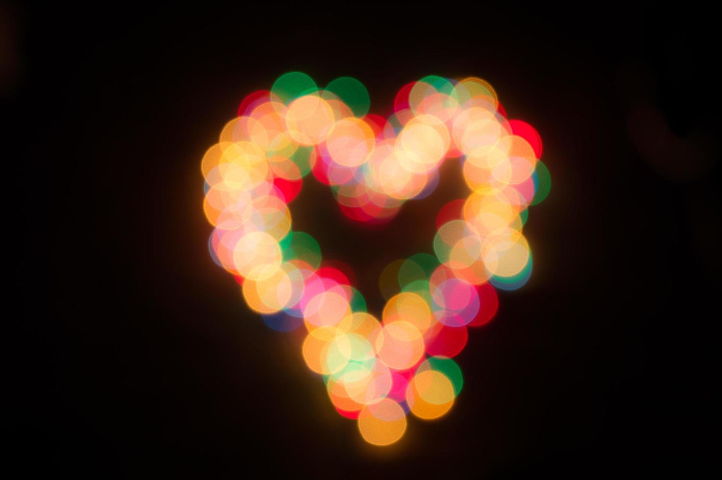 guirnalda navideña con luces de colores en forma de corazón foto