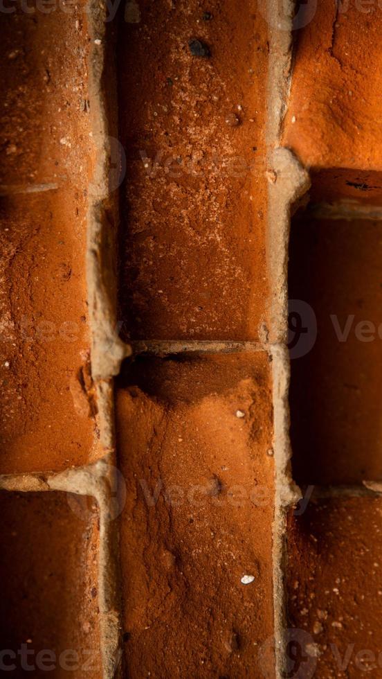 Primer plano de fondo de textura de pared de ladrillo rojo antiguo vertical foto