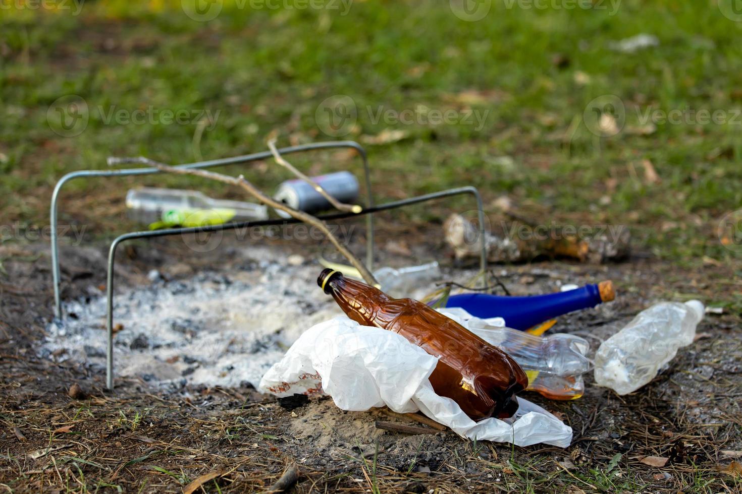 un montón de basura en el parque forestal cerca del lugar de la fogata foto