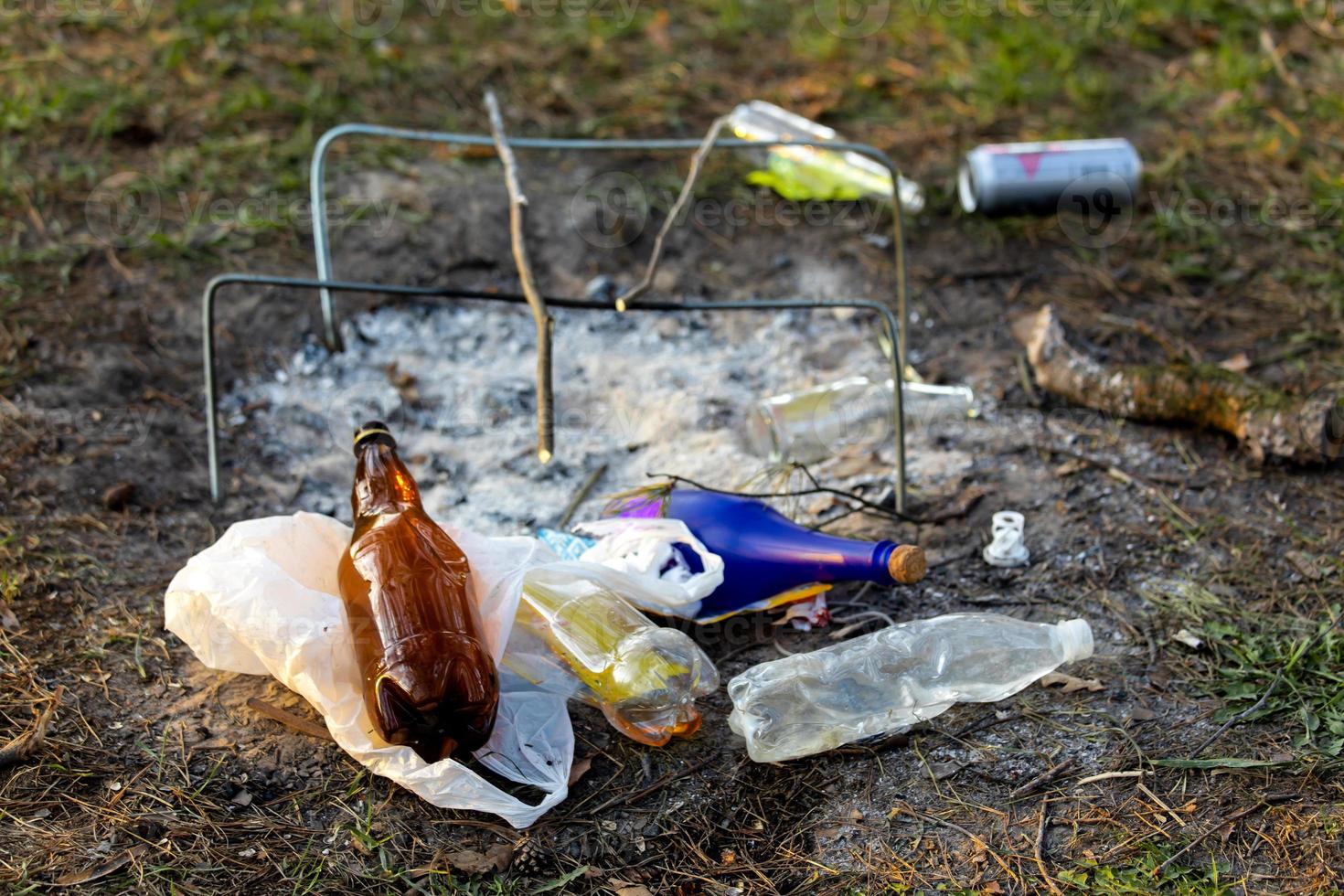 un montón de basura en el parque forestal cerca del lugar de la fogata foto