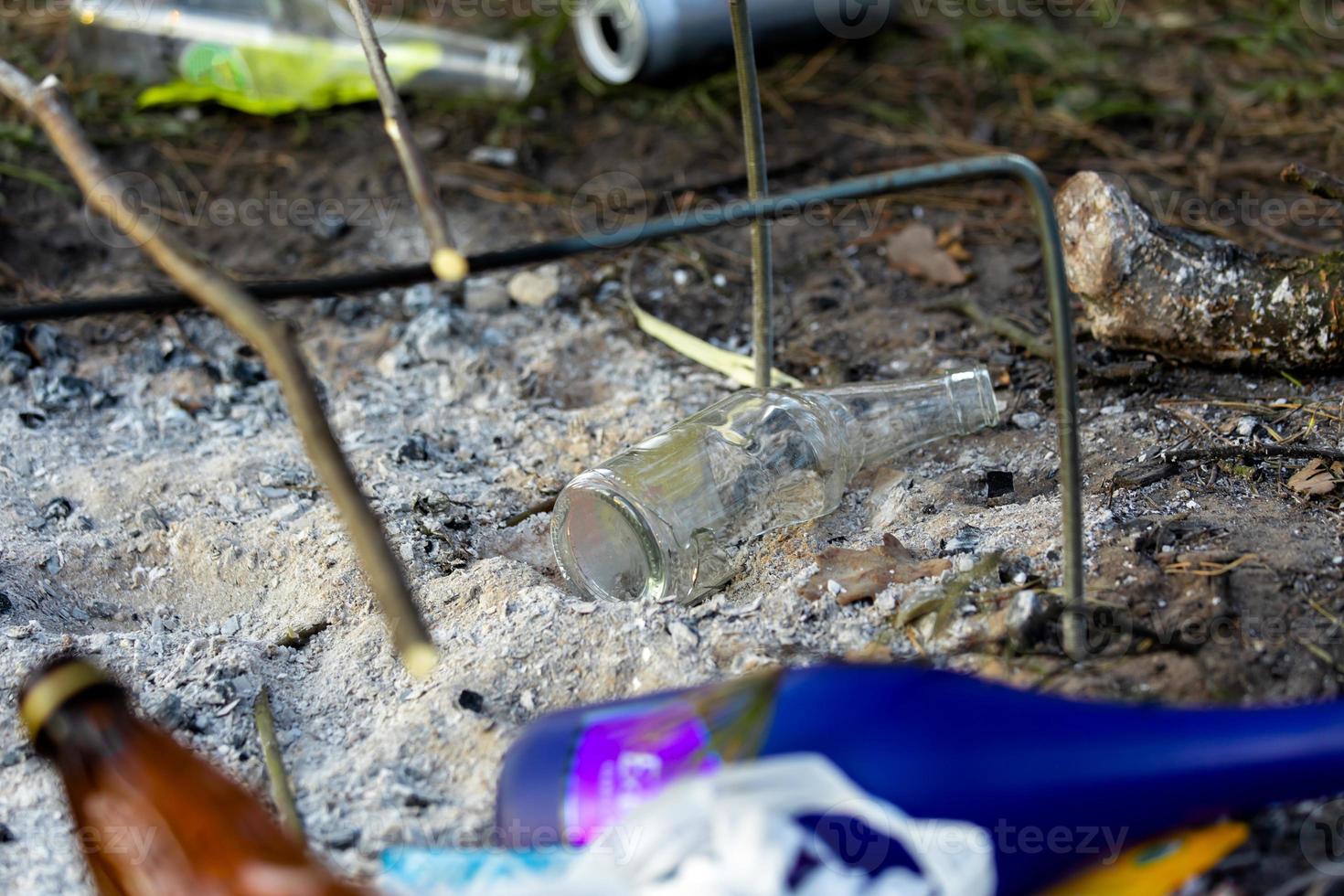 un montón de basura en el parque forestal cerca del lugar de la fogata foto