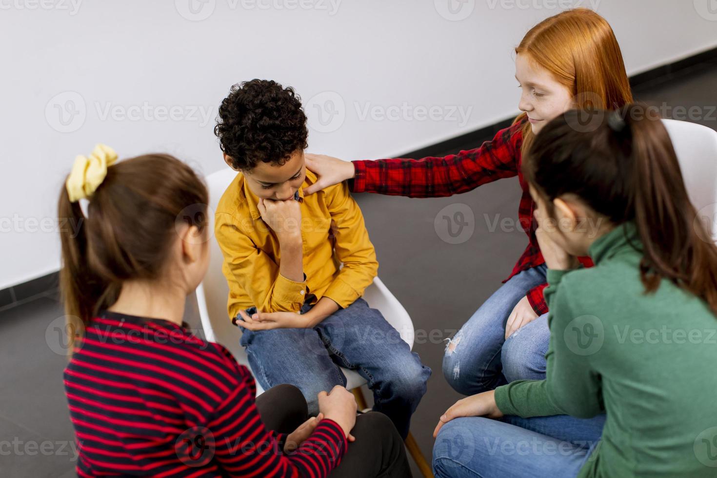 niño triste y amigos de apoyo foto