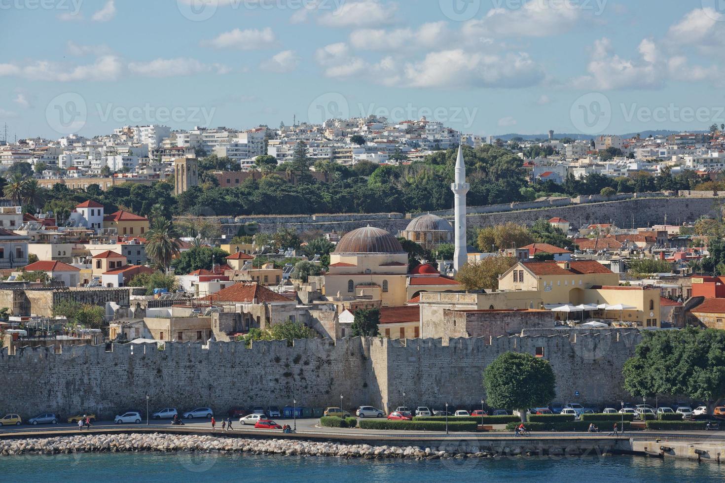 Puerta marina y las fortificaciones del casco antiguo de Rodas, Grecia foto