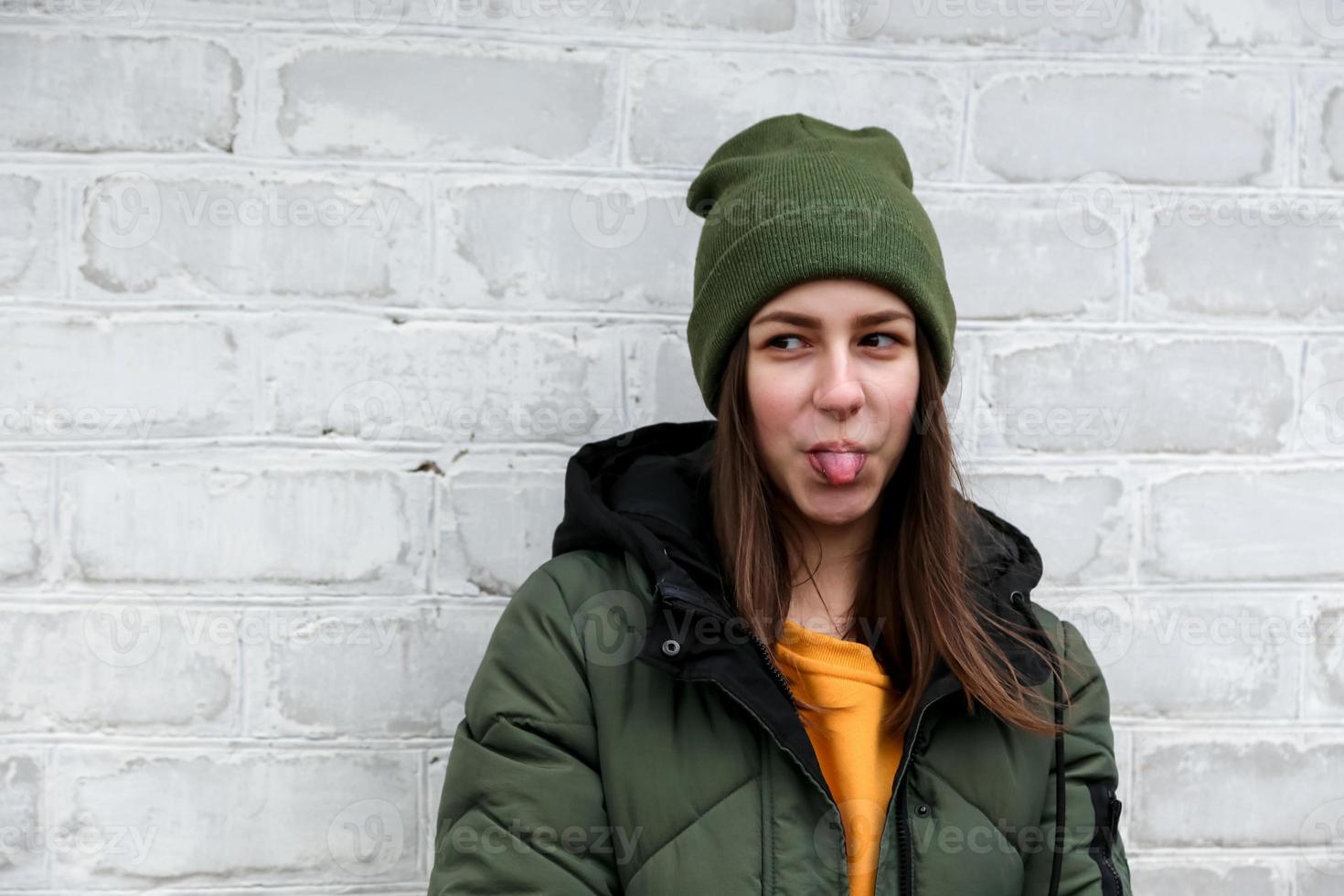 Retrato de una hermosa niña con un suéter amarillo y un sombrero caqui foto