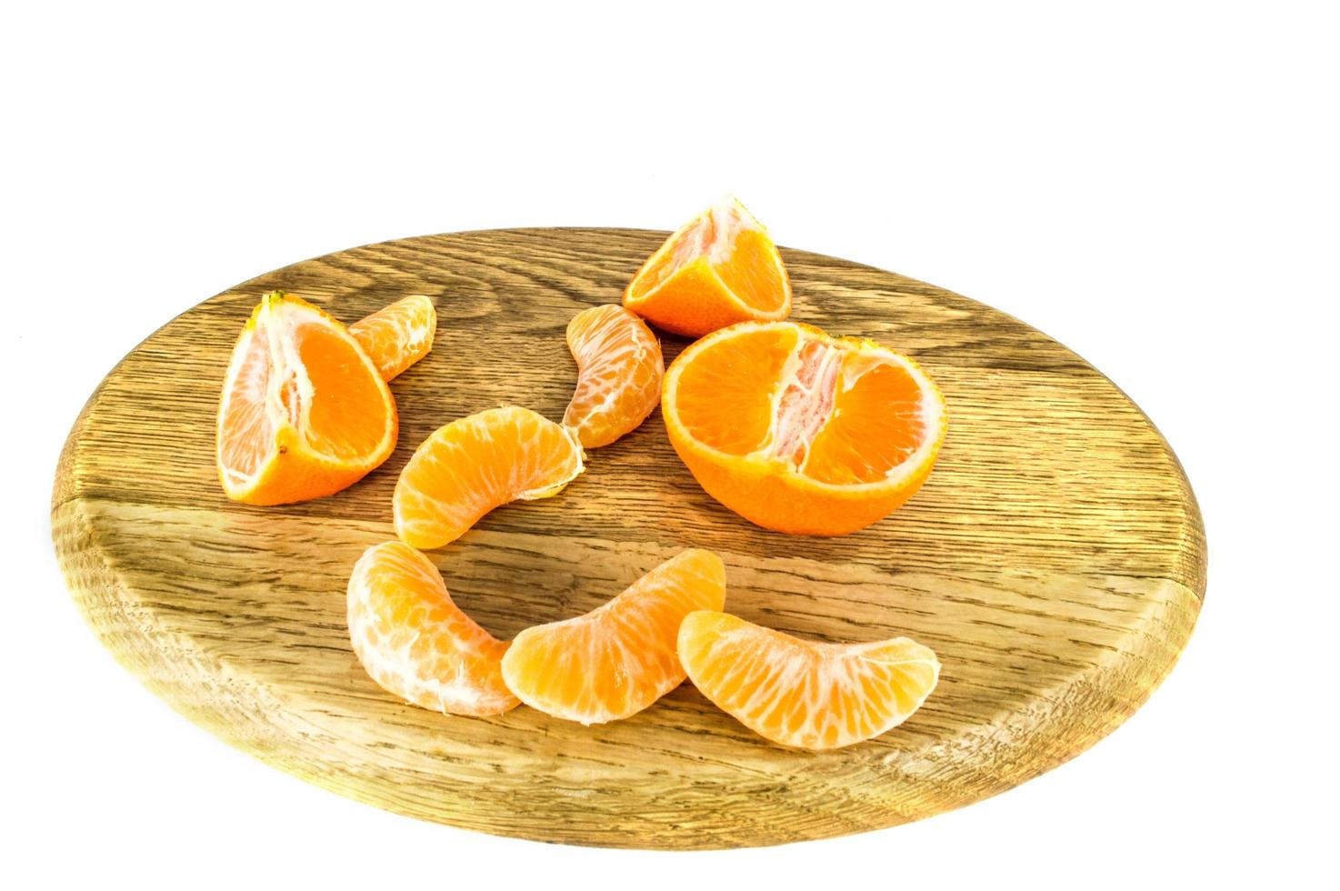 Mandarinas naranjas, cáscara de mandarina o rodaja de mandarina aislado sobre fondo blanco. foto