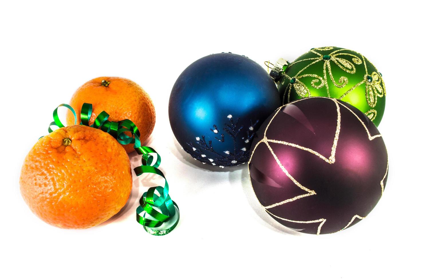 Mandarinas naranjas con adornos navideños aislado sobre fondo blanco. foto