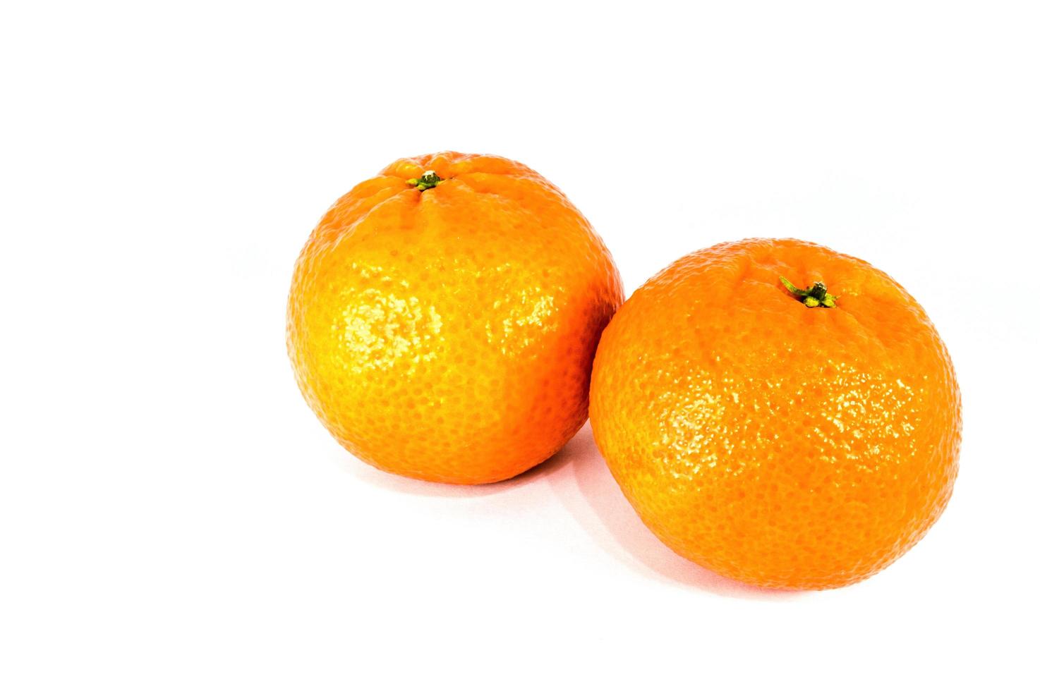mandarinas naranjas aisladas sobre fondo blanco foto