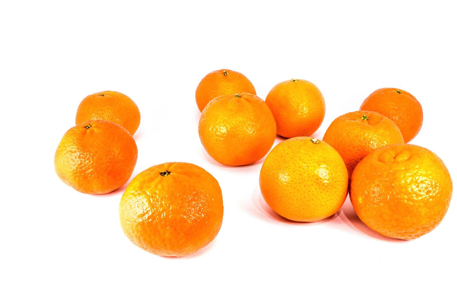 mandarinas naranjas aisladas sobre fondo blanco foto