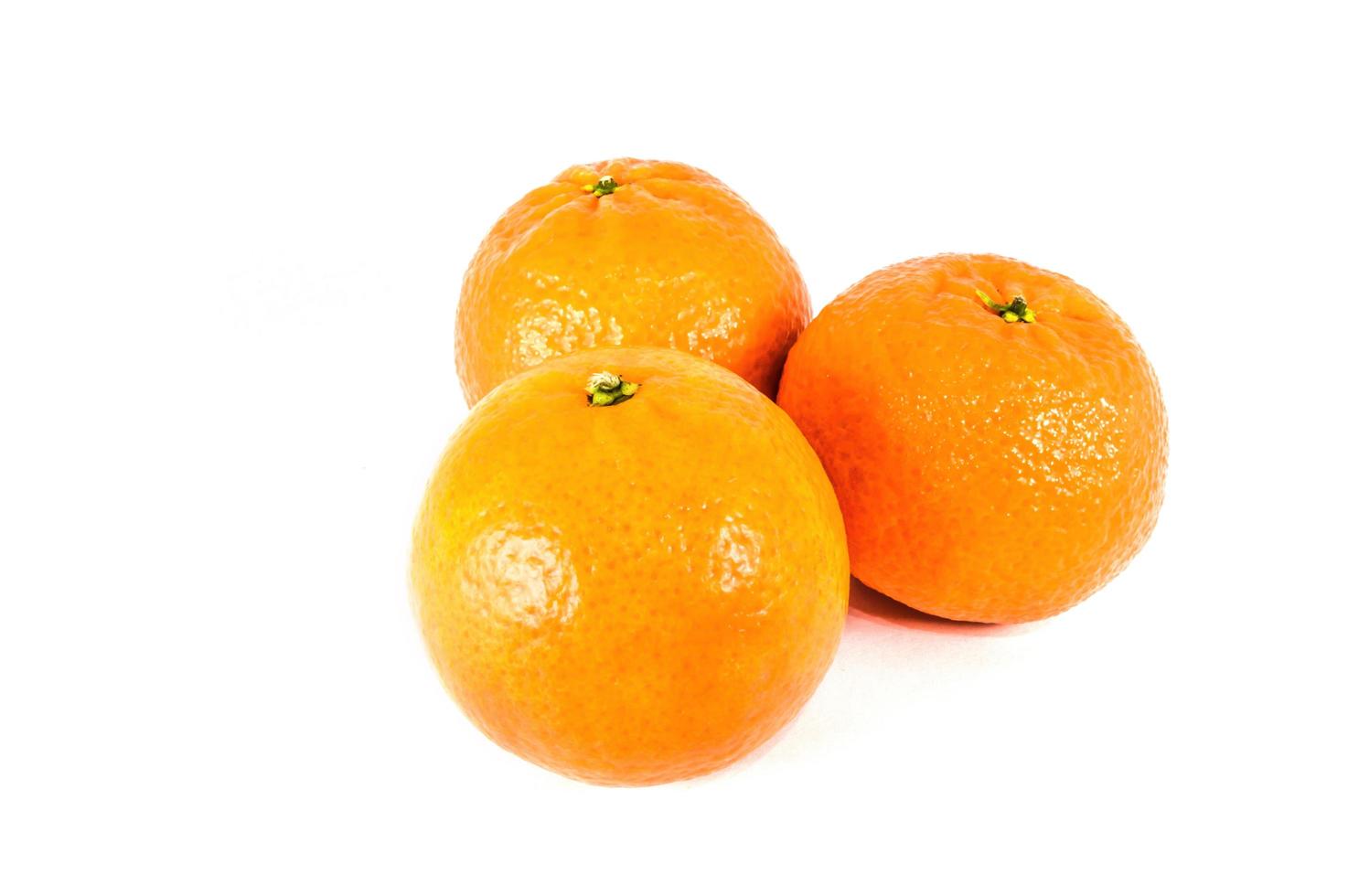 mandarinas naranjas aisladas sobre fondo blanco foto