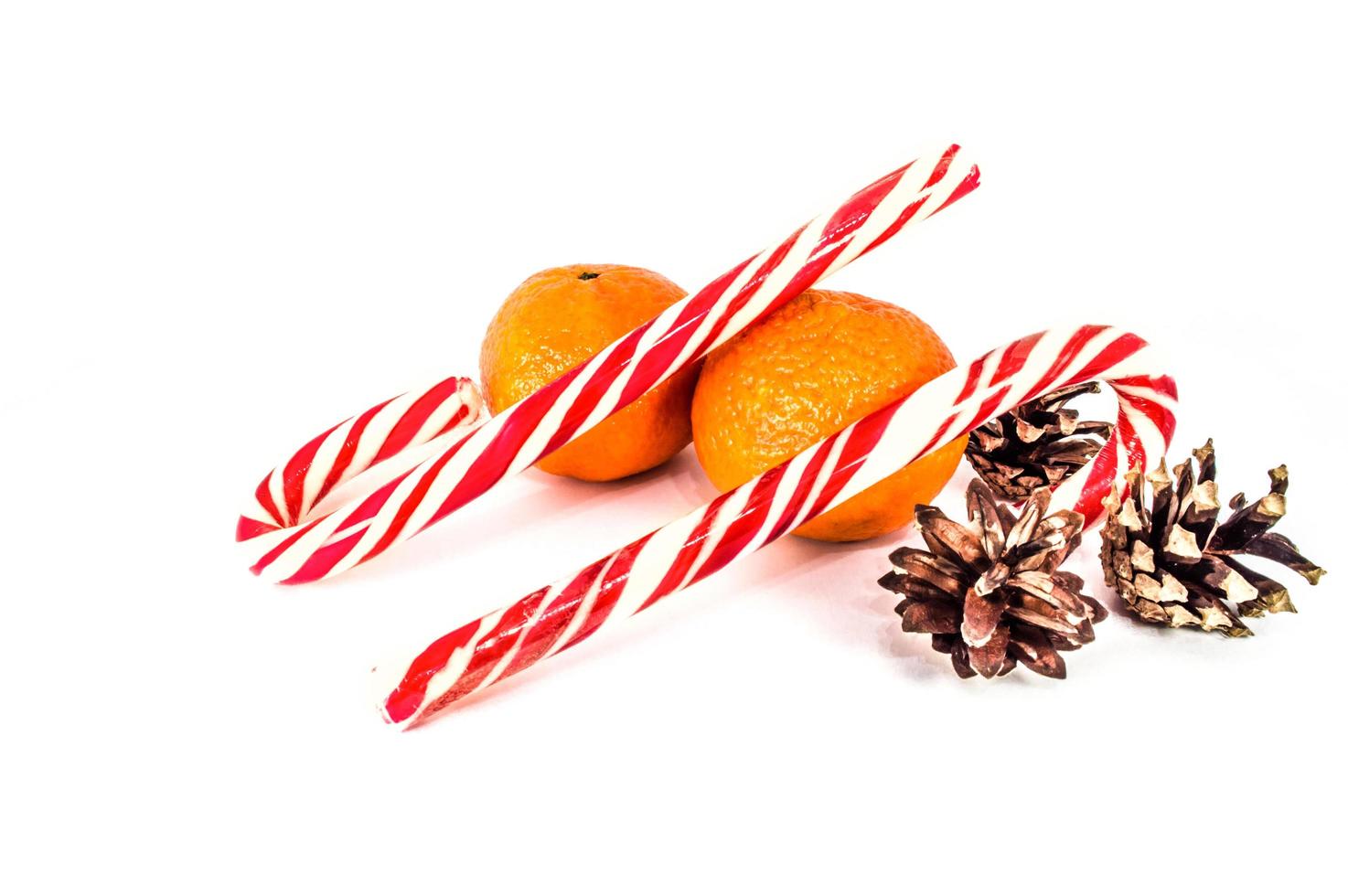 Mandarinas naranjas con adornos navideños aislado sobre fondo blanco. foto