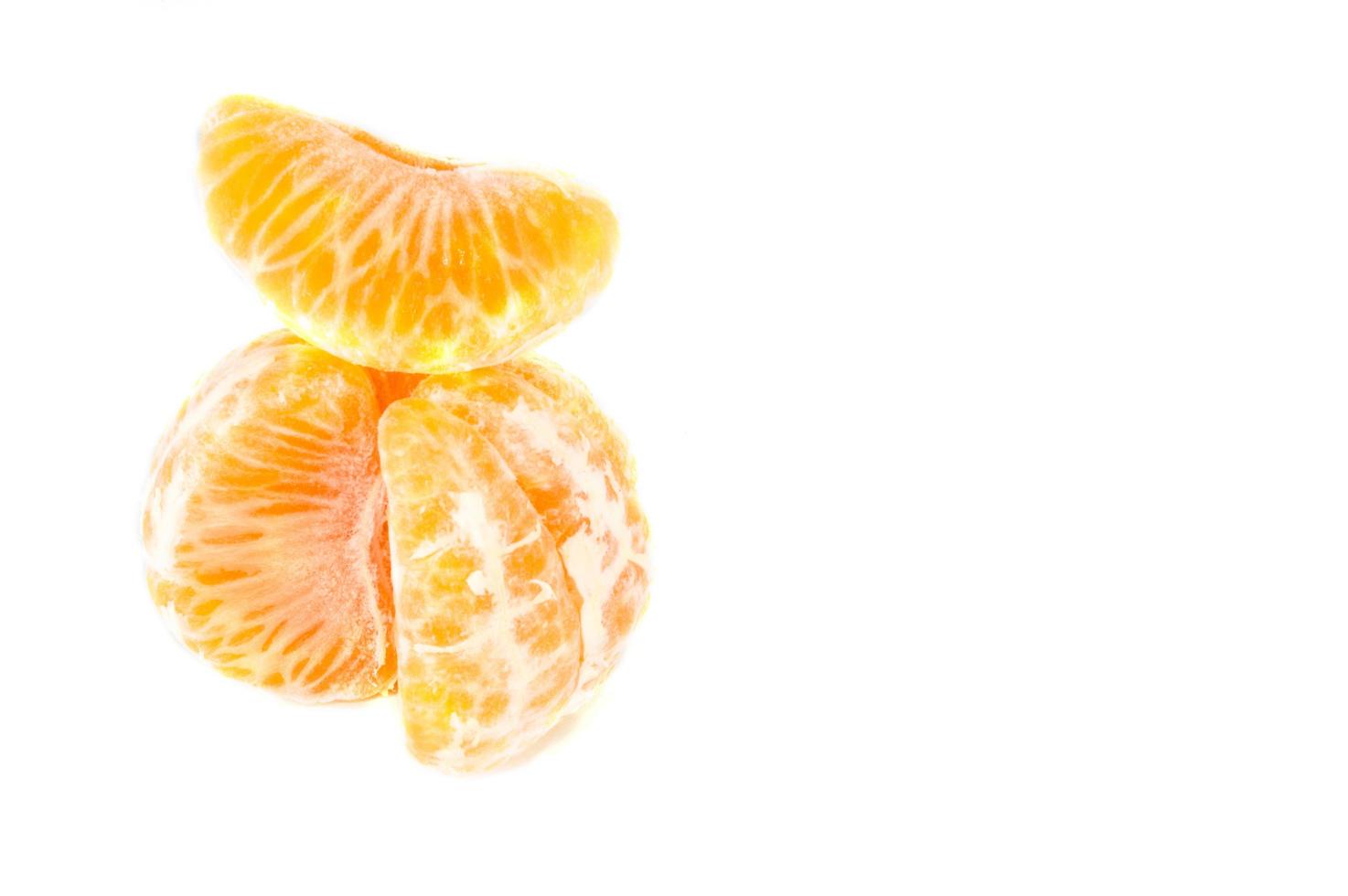 Mandarinas naranjas, cáscara de mandarina o rodaja de mandarina aislado sobre fondo blanco. foto