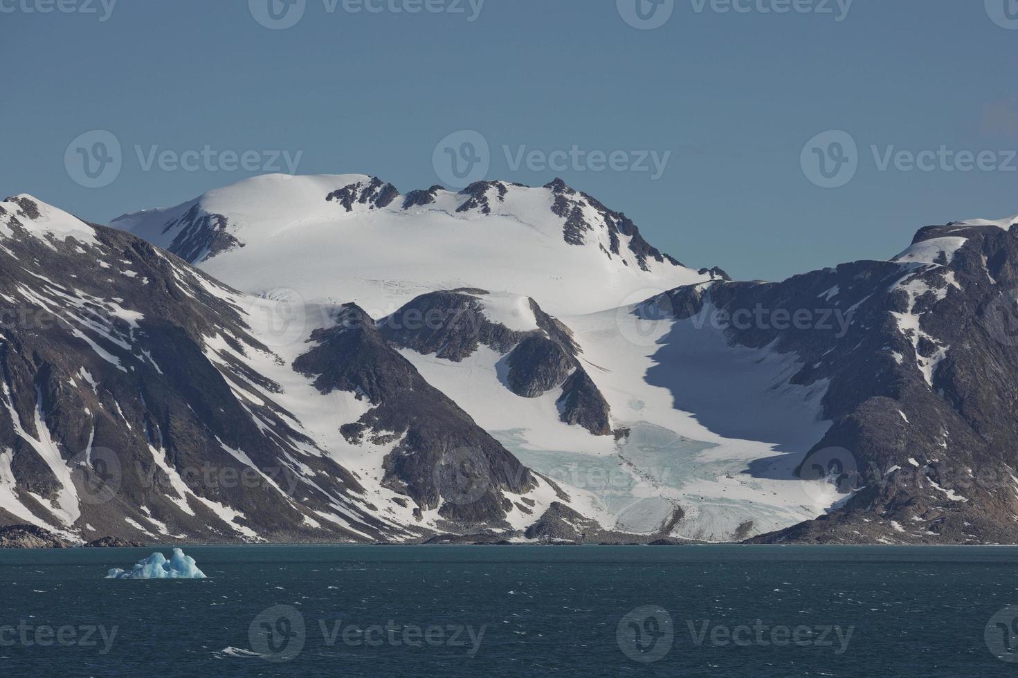 la costa y las montañas de liefdefjord, islas svalbard, spitzbergen foto