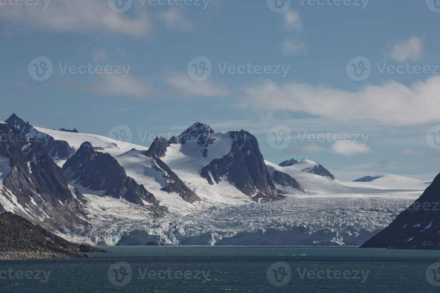 la costa y las montañas de liefdefjord, islas svalbard, spitzbergen foto