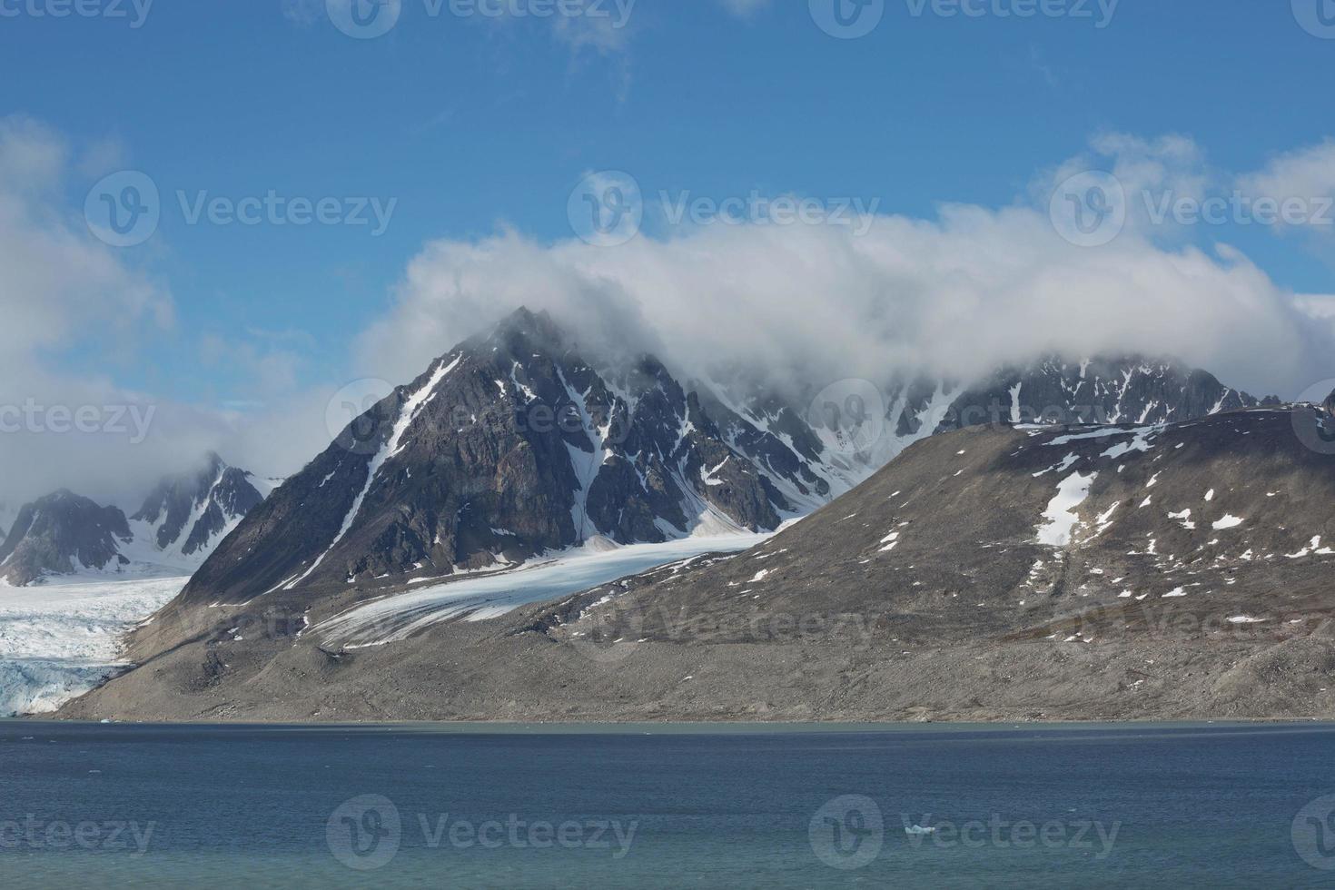 la costa y las montañas de liefdefjord, islas svalbard, spitzbergen foto