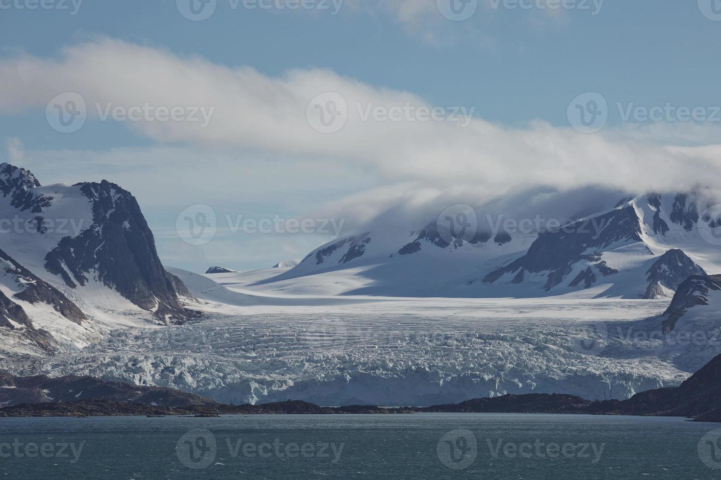 la costa y las montañas de liefdefjord, islas svalbard, spitzbergen foto