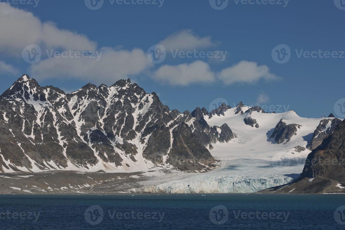 la costa y las montañas de liefdefjord, islas svalbard, spitzbergen foto