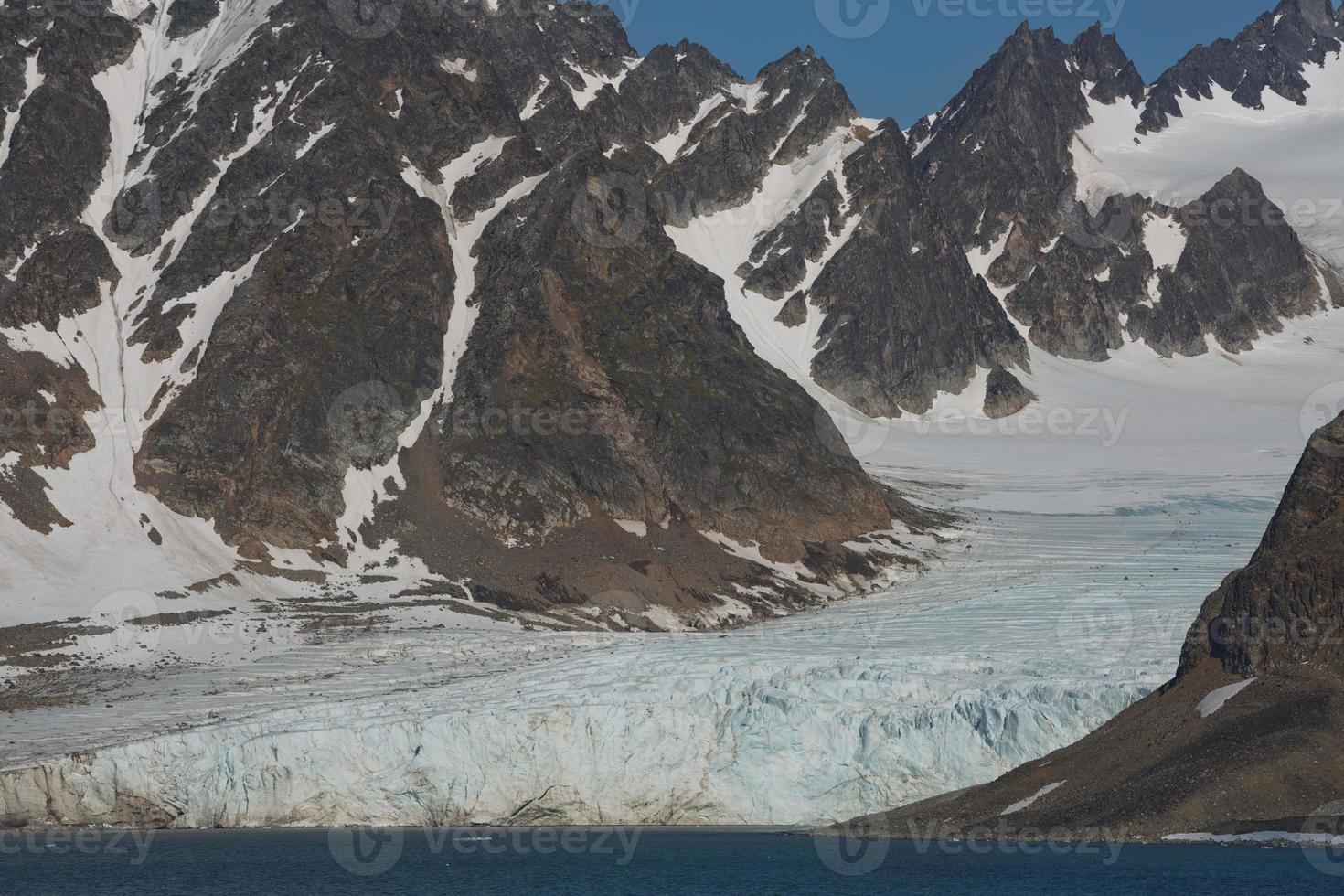 la costa y las montañas de liefdefjord, islas svalbard, spitzbergen foto