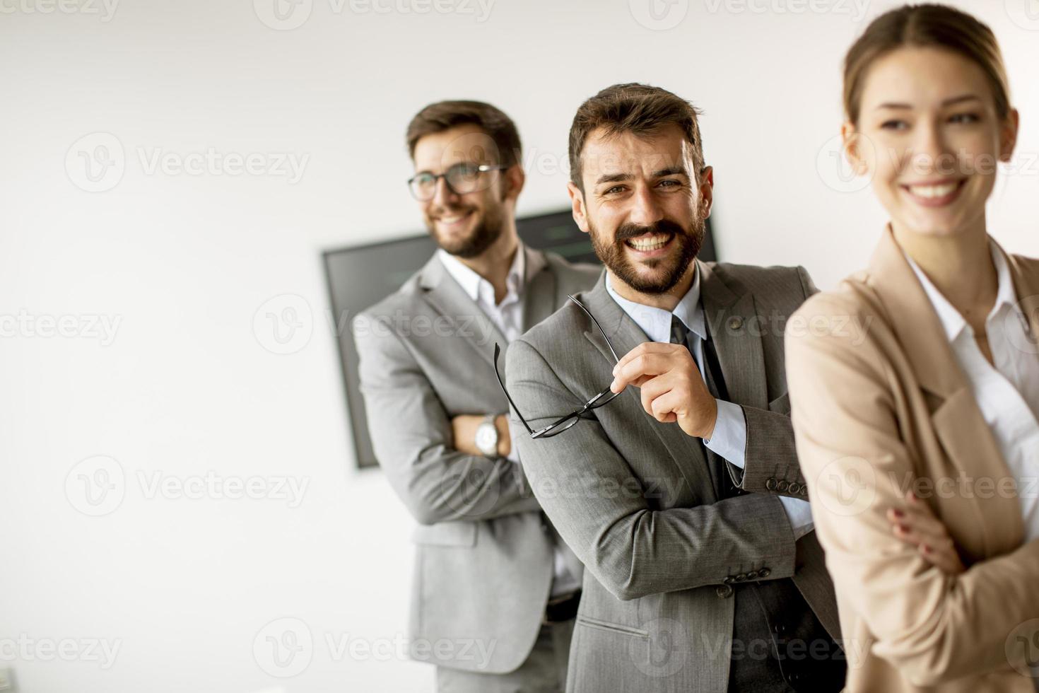 jóvenes empresarios de pie juntos en una fila foto