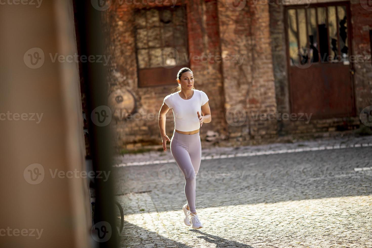 mujer joven corriendo en la calle foto