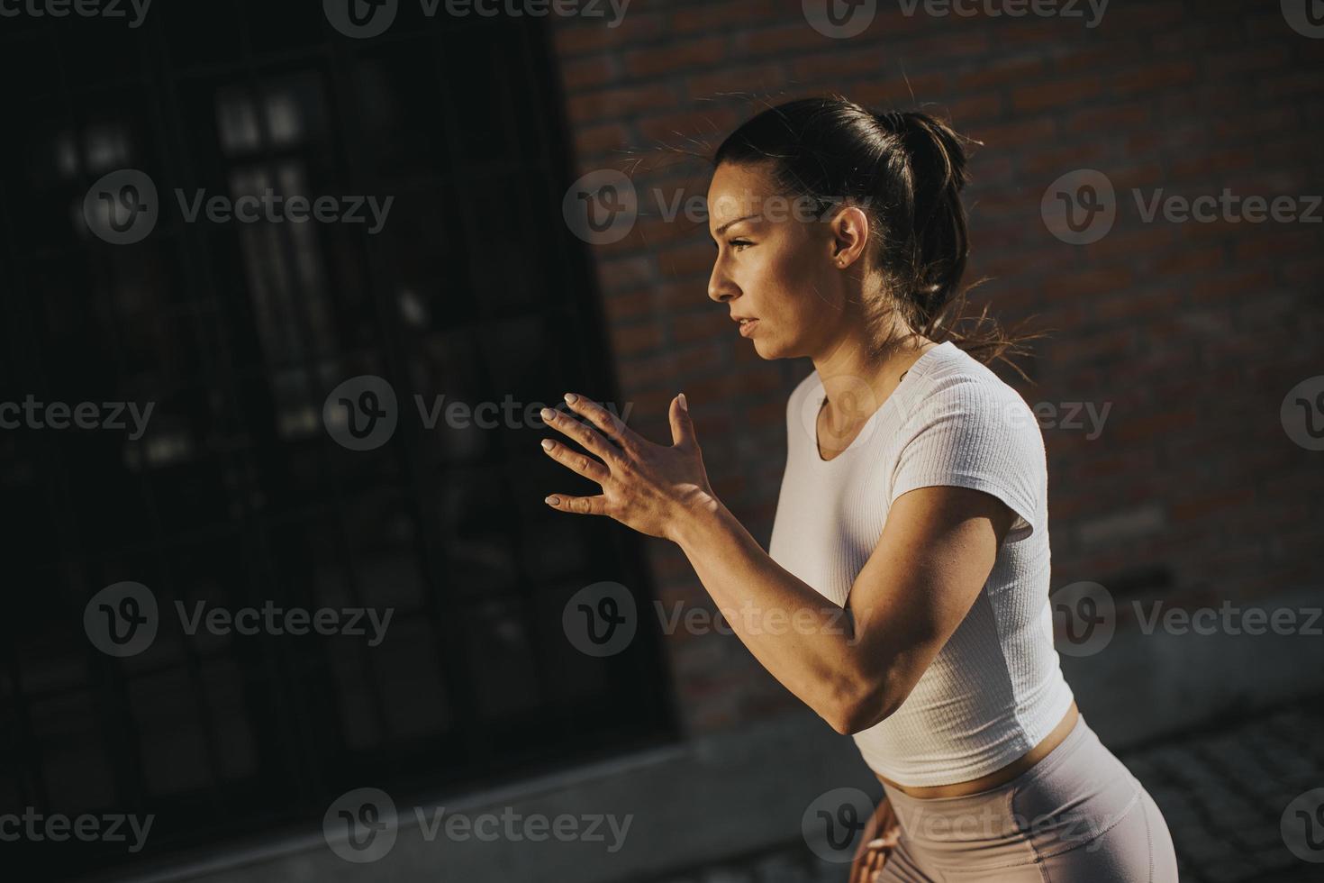 mujer joven corriendo en la calle foto