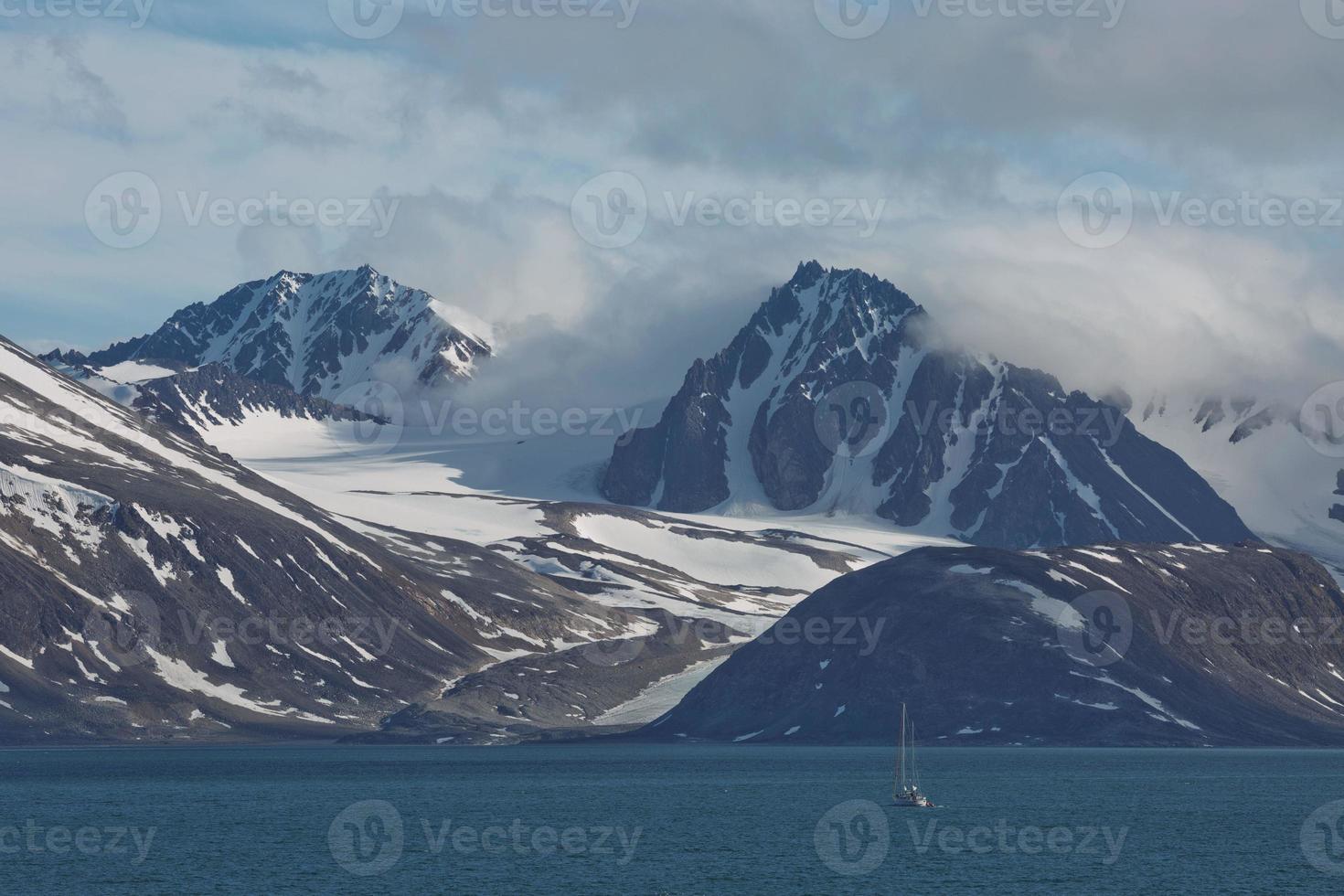 la costa y las montañas de liefdefjord, islas svalbard, spitzbergen foto