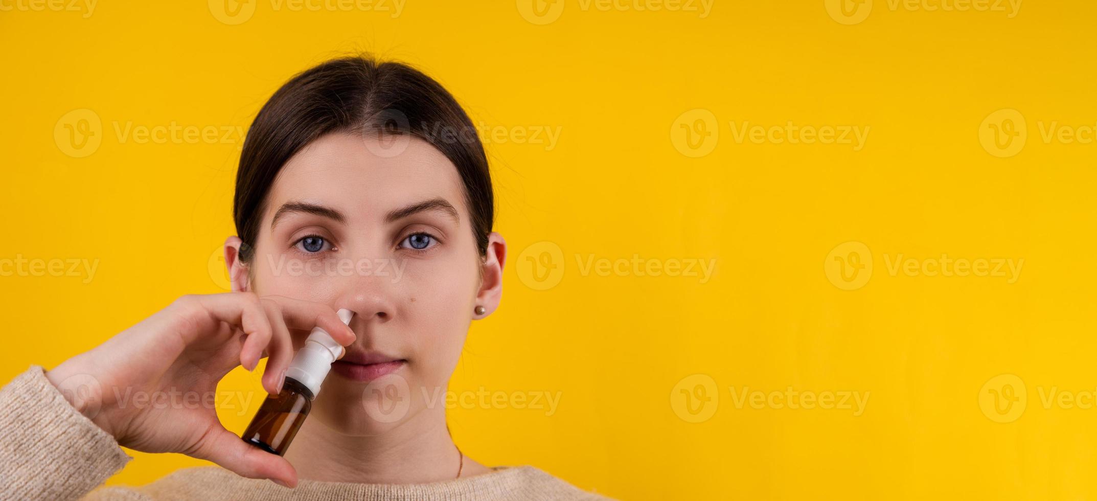 Foto de primer plano de una bella dama con spray nasal