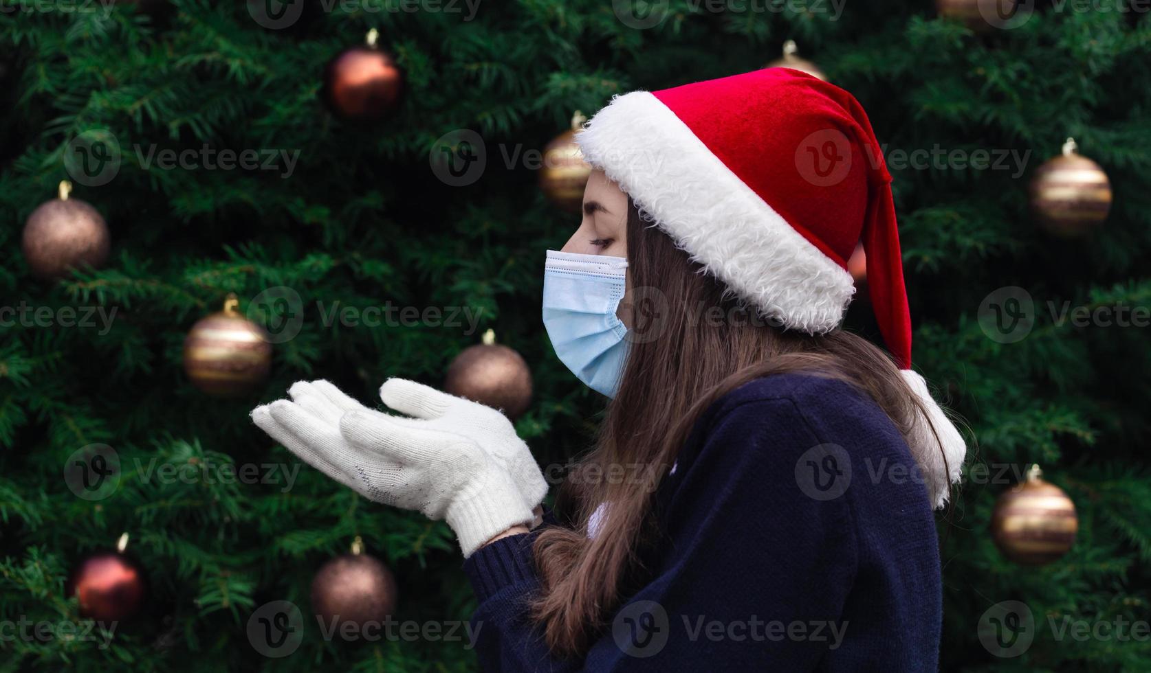 primer plano, retrato, de, mujer, llevando, un, santa claus, sombrero, y, médico, máscara, con, emoción foto