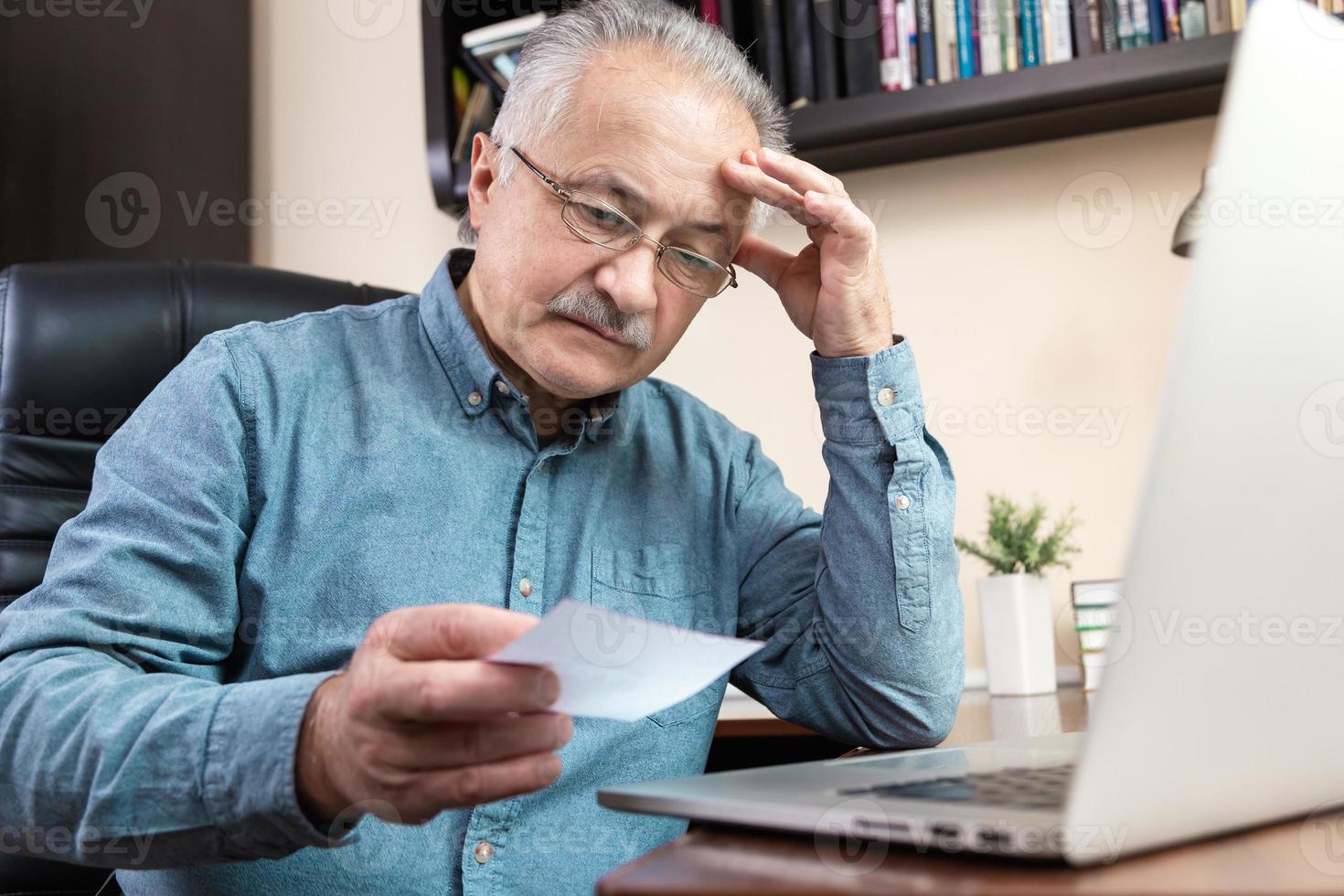 hombre mayor aprende a usar la computadora foto