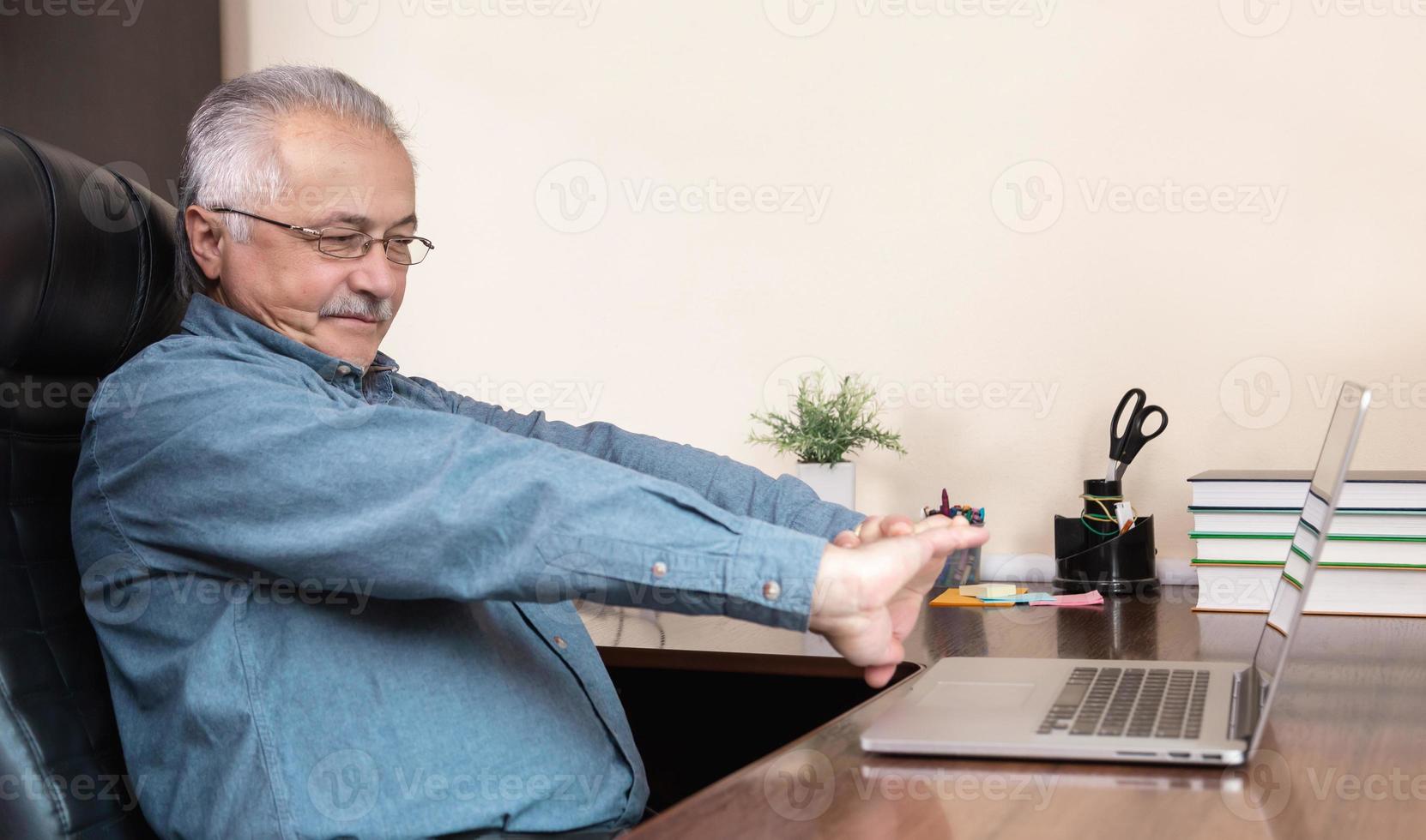 hombre mayor aprende a usar la computadora foto