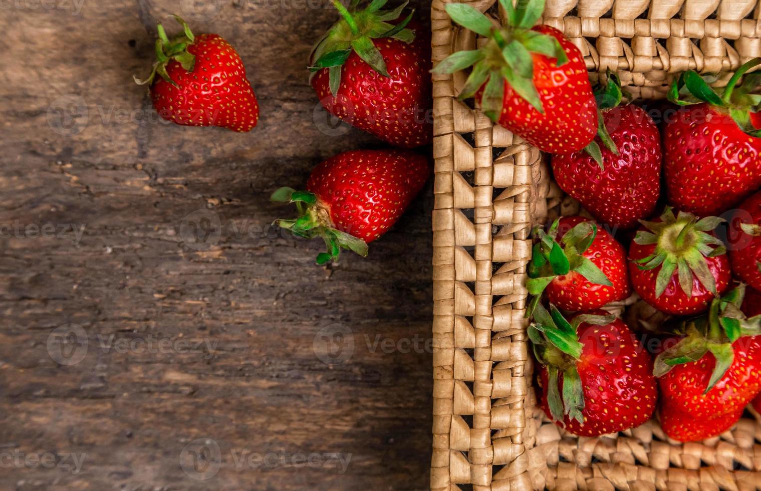 Fresas frescas y jugosas en la canasta foto