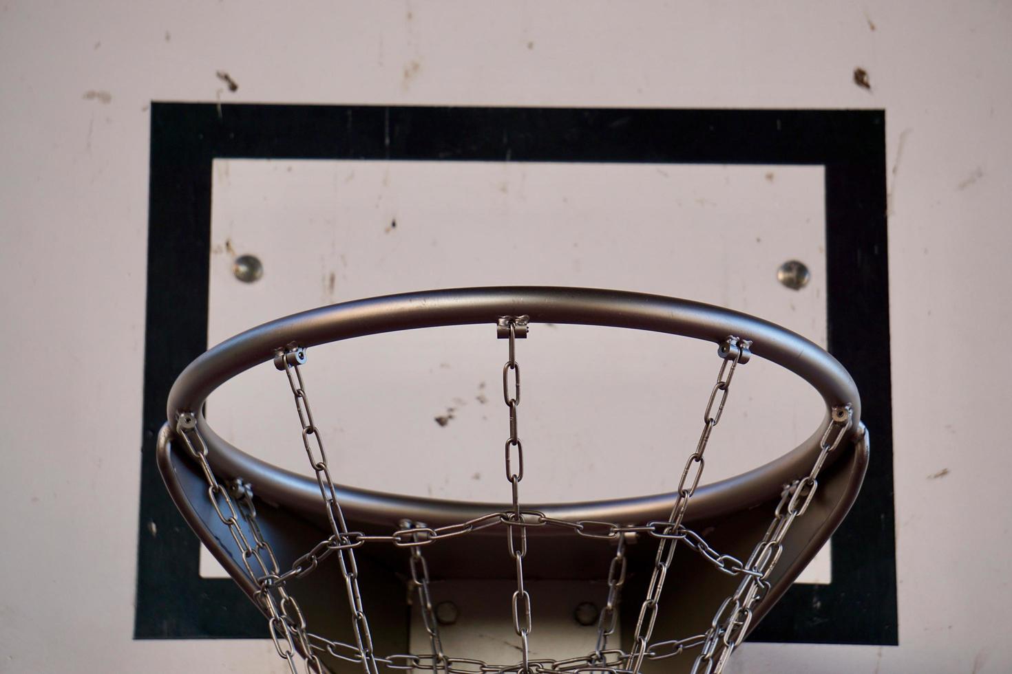 equipo deportivo de aro de baloncesto callejero foto