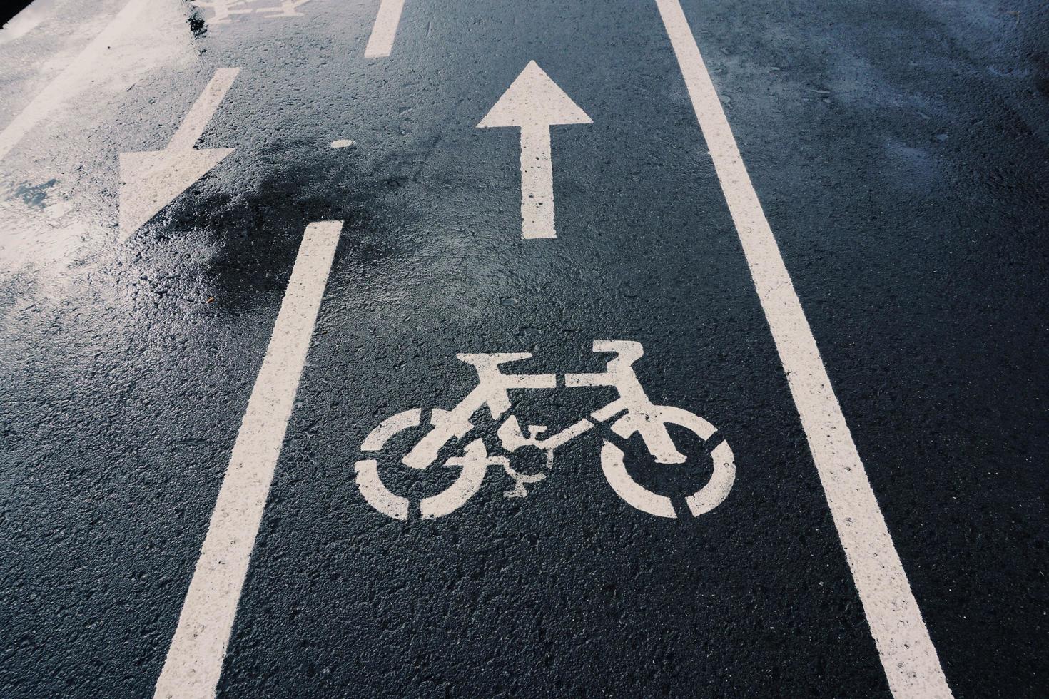 Señal de tráfico de bicicletas en la calle de la ciudad de Bilbao España foto