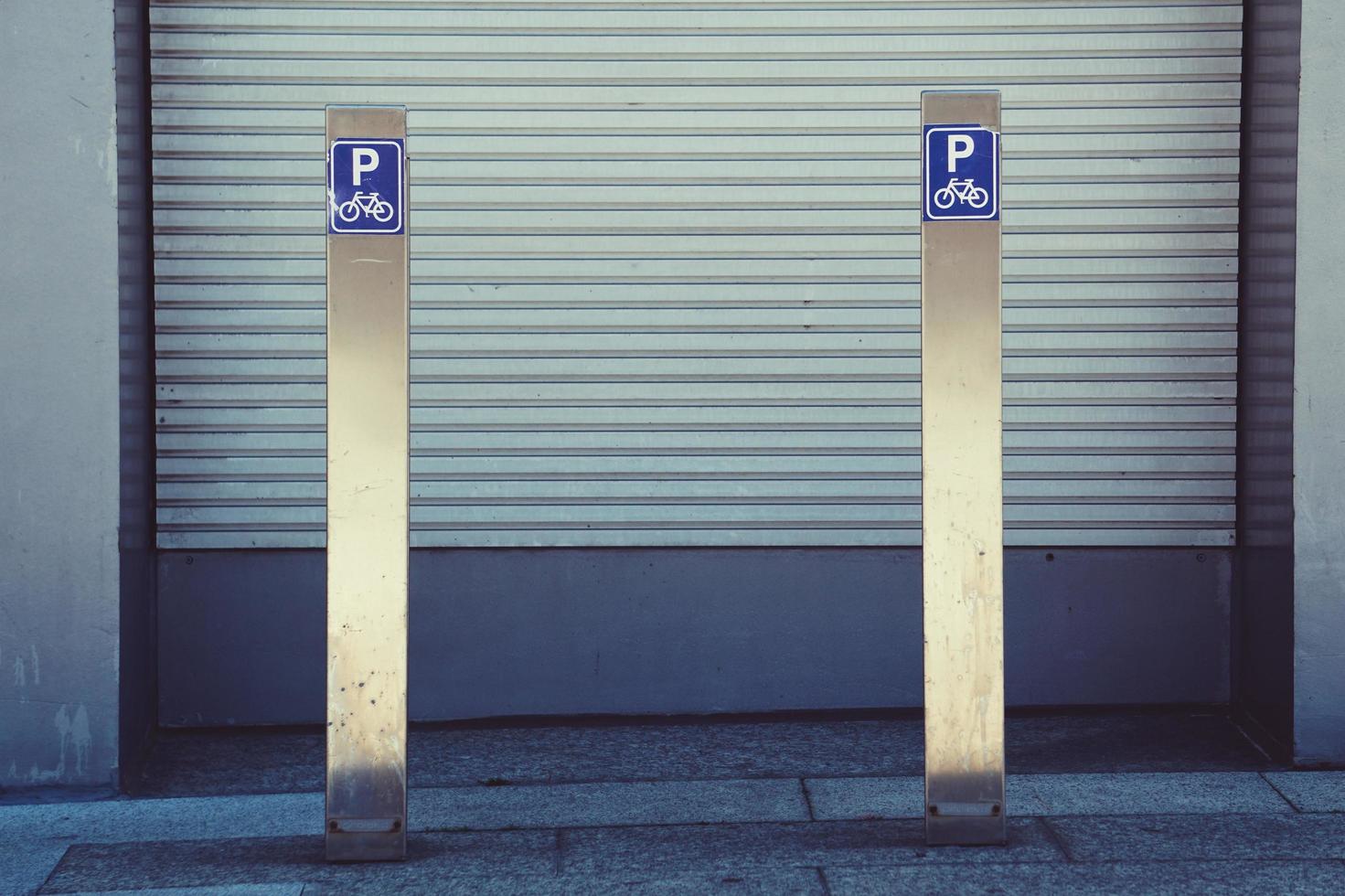 Señal de tráfico de bicicletas en la calle de la ciudad de Bilbao España foto