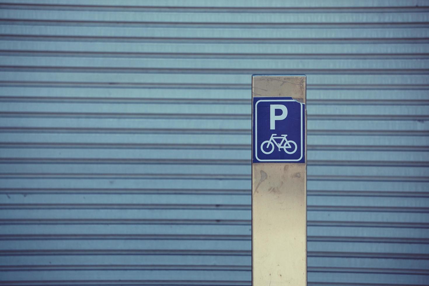 Señal de tráfico de bicicletas en la calle de la ciudad de Bilbao España foto