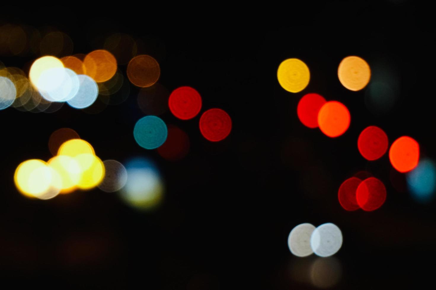 coloridas luces bokeh en la noche en la ciudad foto