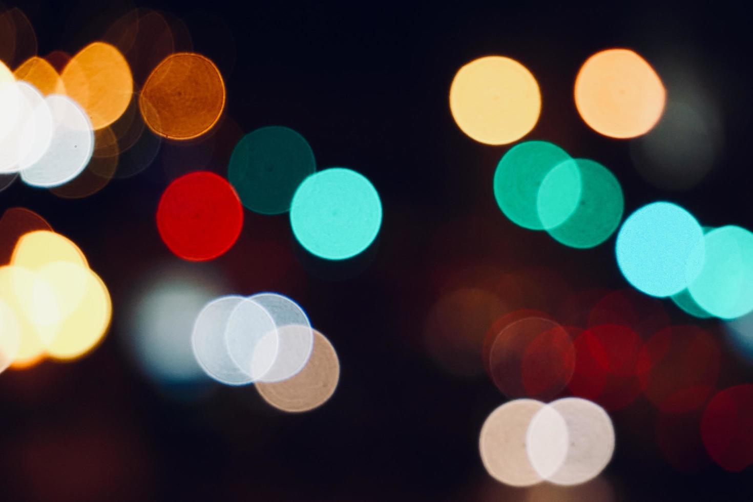 coloridas luces bokeh en la noche en la ciudad foto