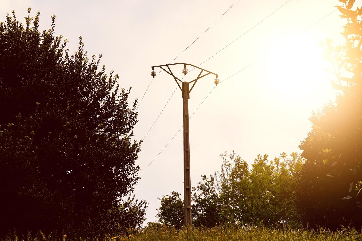 torre de transmisión de energía en la calle foto