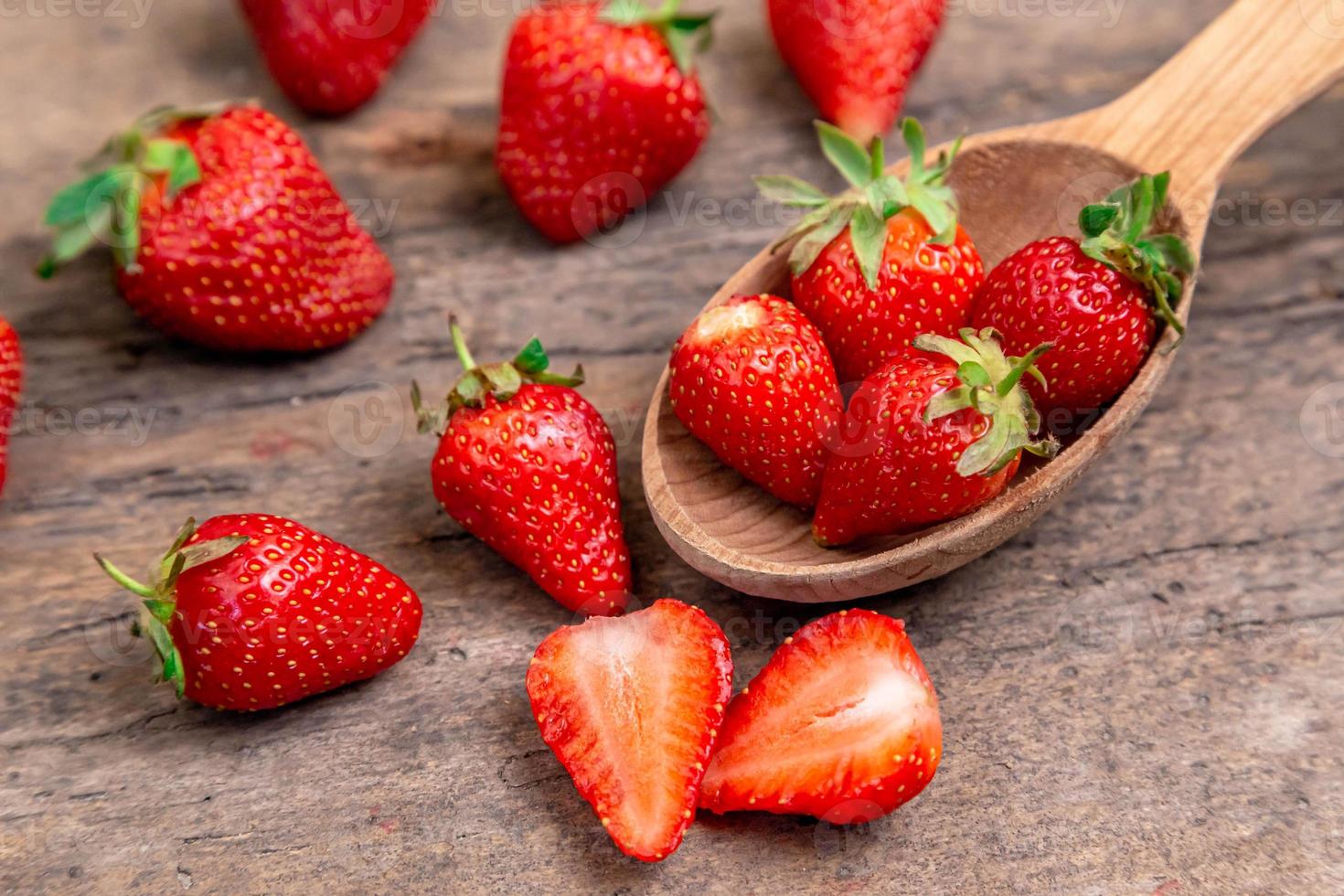 Fresas dulces en mesa de madera foto