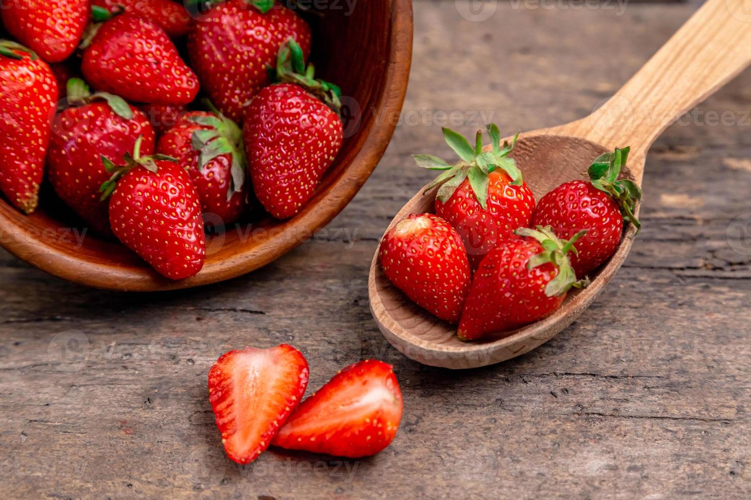 Fresas dulces en mesa de madera foto