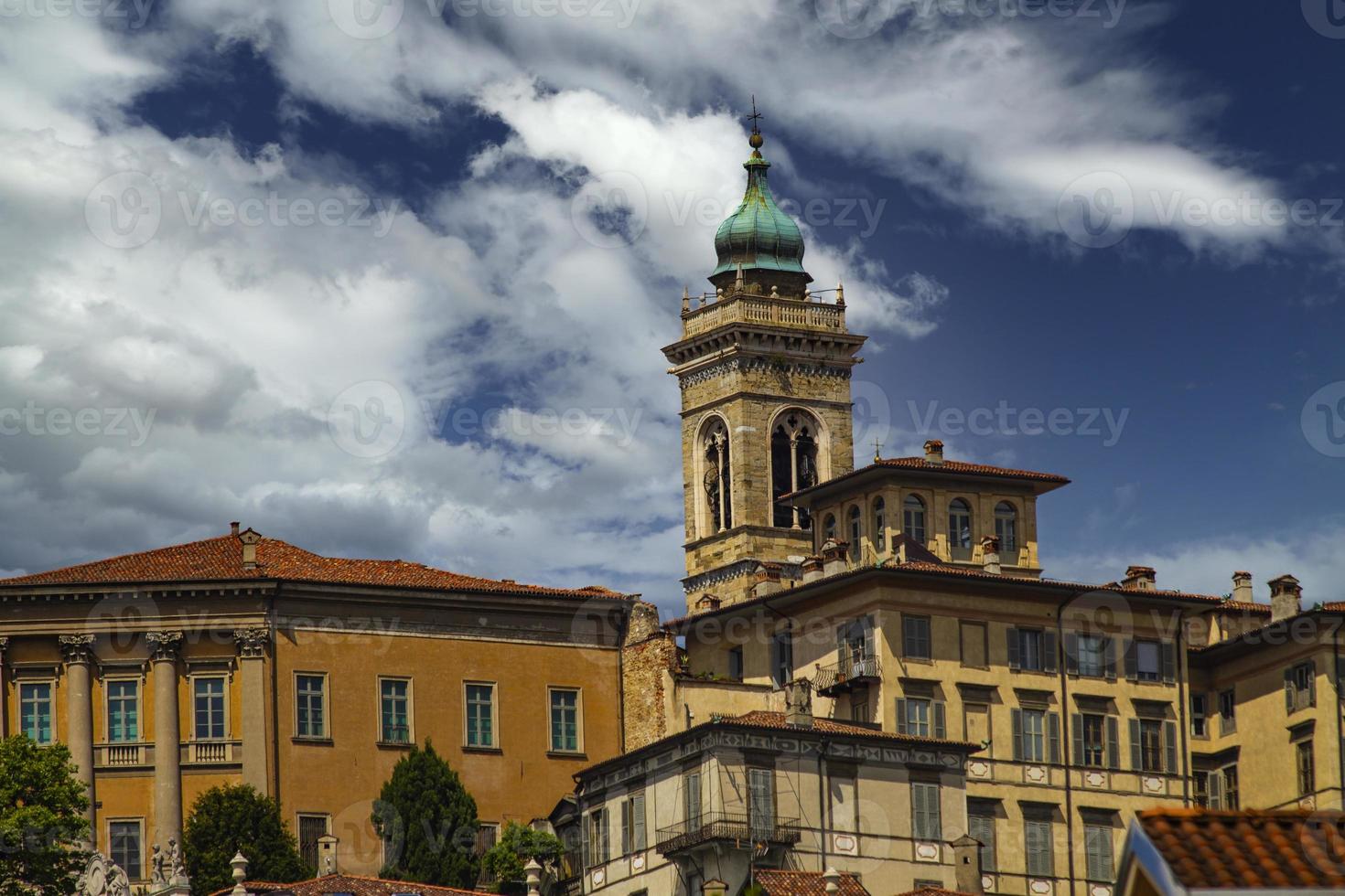 Bérgamo, Italia. 2021 - vista del horizonte de citta alta foto