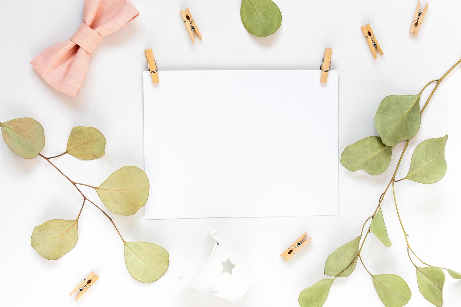 hermosa idea de tarjeta de felicitación con área para el texto con ramitas y hojas foto