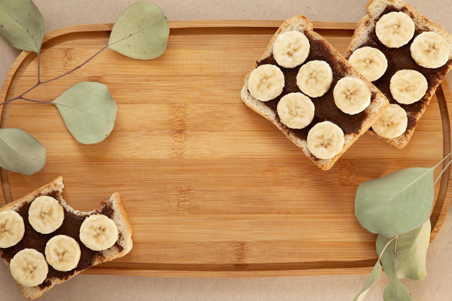 tres tostadas de pan blanco de plátano untadas con mantequilla de chocolate foto