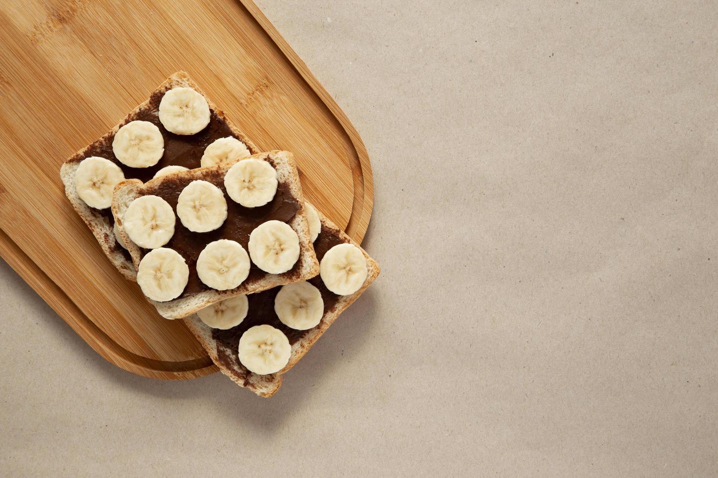 tres tostadas de pan blanco de plátano untadas con mantequilla de chocolate foto