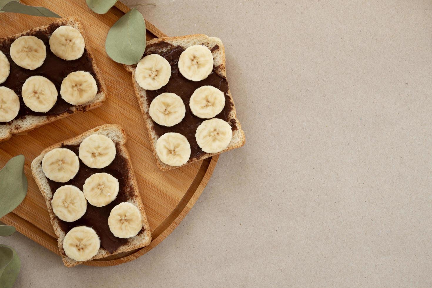 tres tostadas de pan blanco de plátano untadas con mantequilla de chocolate foto