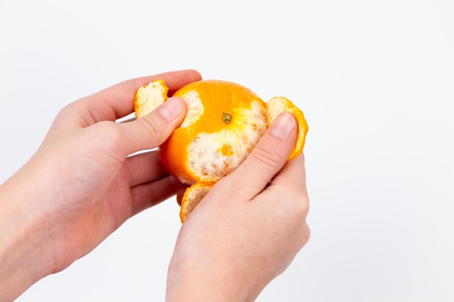 Mujer pelando fruta Stock Photo