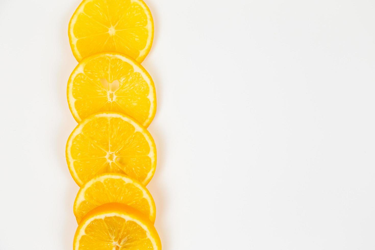 Colección de rodajas de naranja aislado sobre fondo blanco. foto