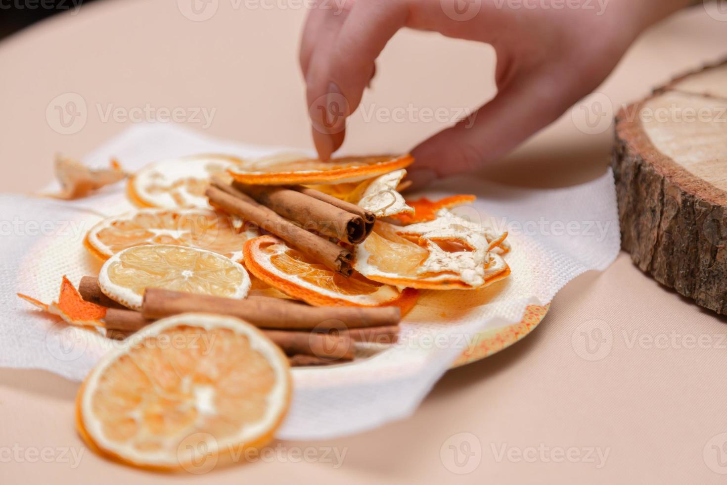 Mujeres haciendo adornos a mano con naranjas secas. foto