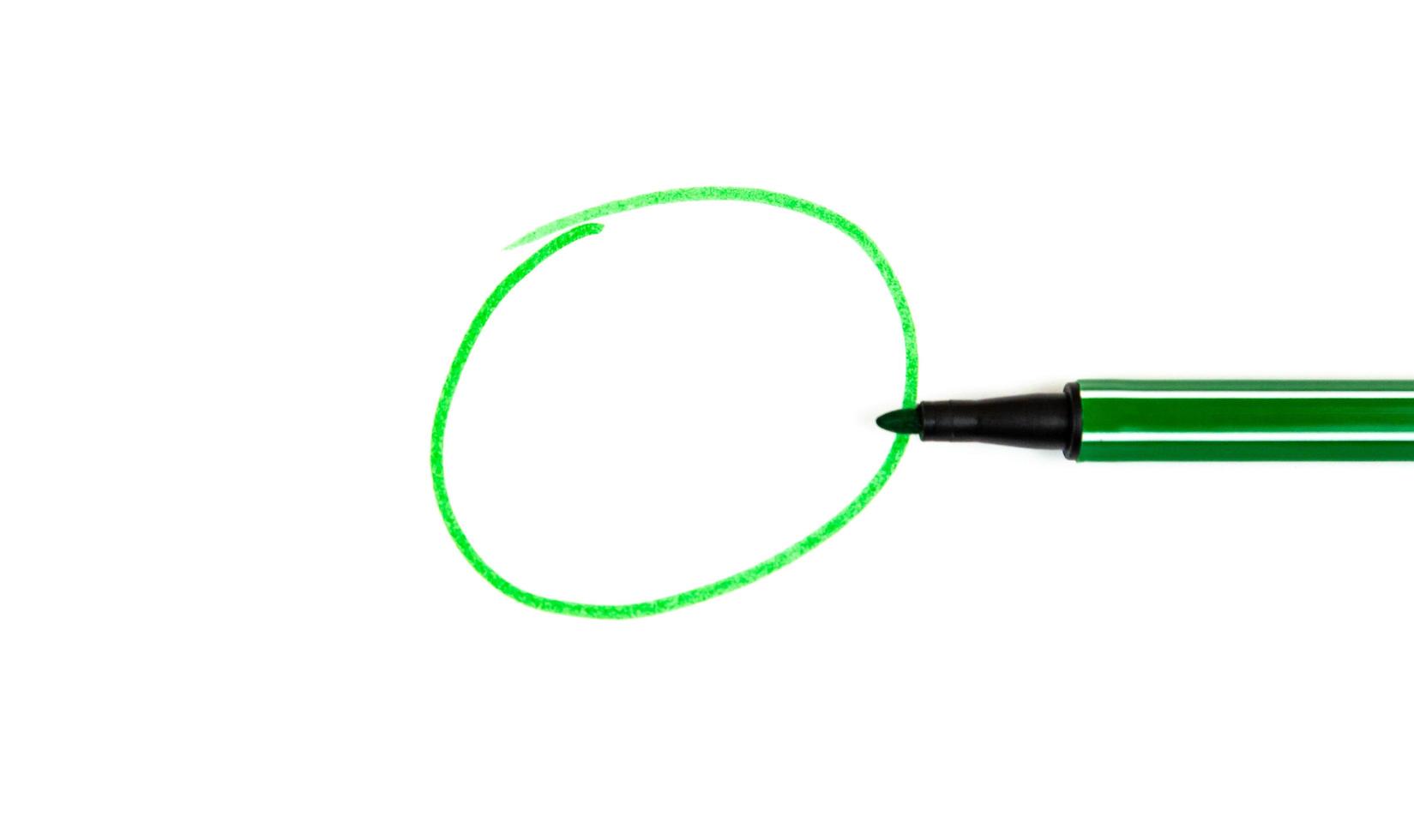 círculo verde y un marcador verde sobre un fondo blanco foto