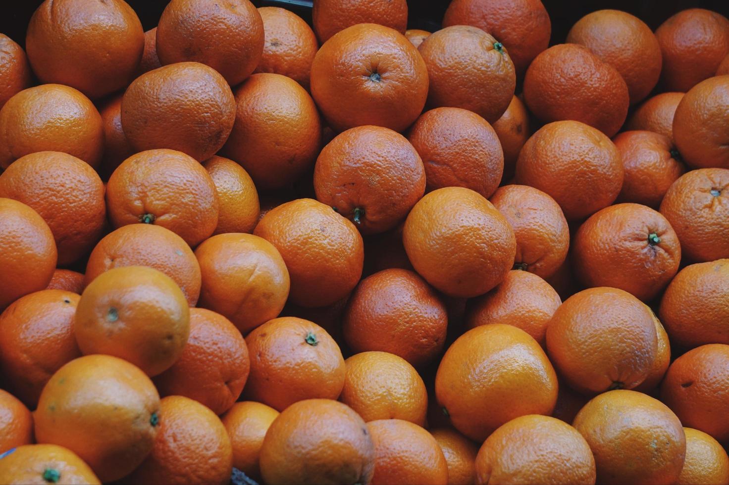 sabrosas naranjas frutas en la tienda foto